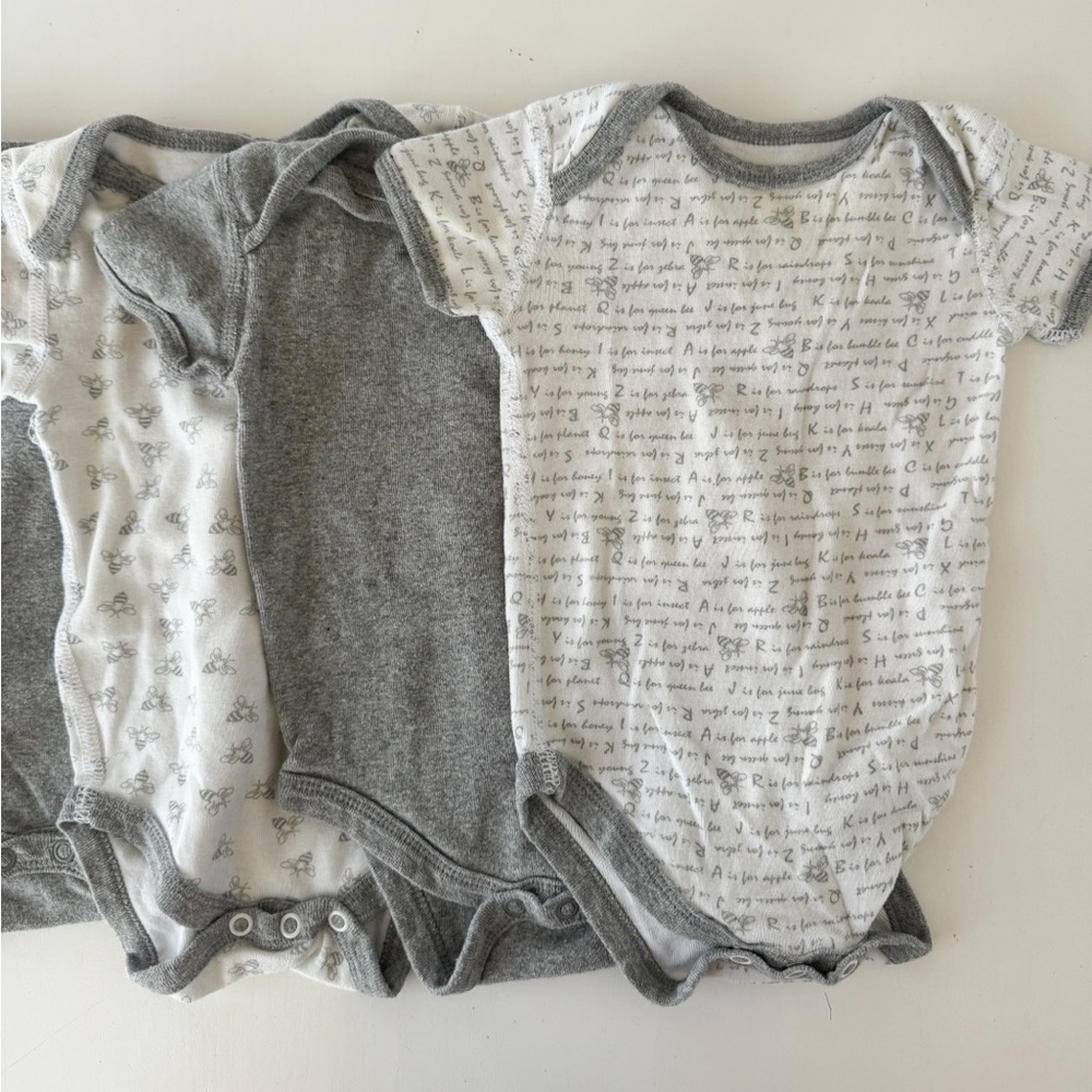6 Burt’s Bees organic Short sleeve onesies - Picture 2 of 3